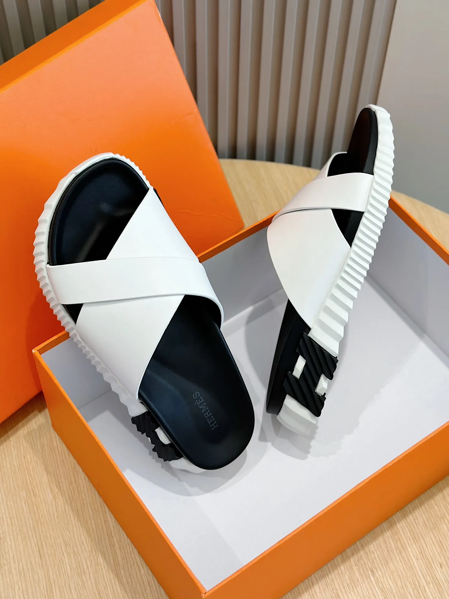 [HERMÈS] Top men's shoes 💰: 340💰 Size: 39-44 (38.45 46 custom-made) Herme*H Home Hermès Men's Sandals and Slippers - Original Replica Purchase the original version and make it one to one, the outsole is privately modeled, and the outsole color corresponding to each color is the same as the original version. Come to those who know the stuff 💪 The ultra-light soles are designed in contrasting colors, and they feel so comfortable on your feet! Calfskin, cowhide feet, private mold outsole.